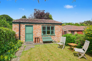 Detached office/studio- click for photo gallery